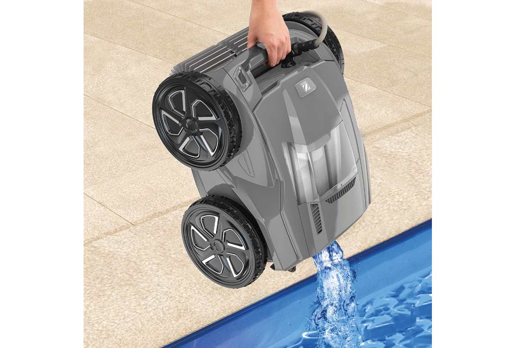 Zodiac Alpha OA 6400 iQ 4WD zwembadrobot uit het water halen